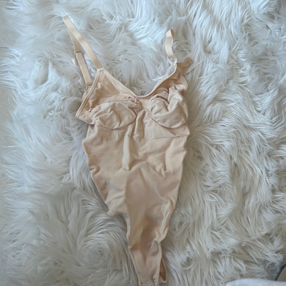 ‼️NEVER WORN‼️ SKIMS Sculpting Thong Bodysuit ‼️TIK TOK VIRAL‼️ Never Worn
